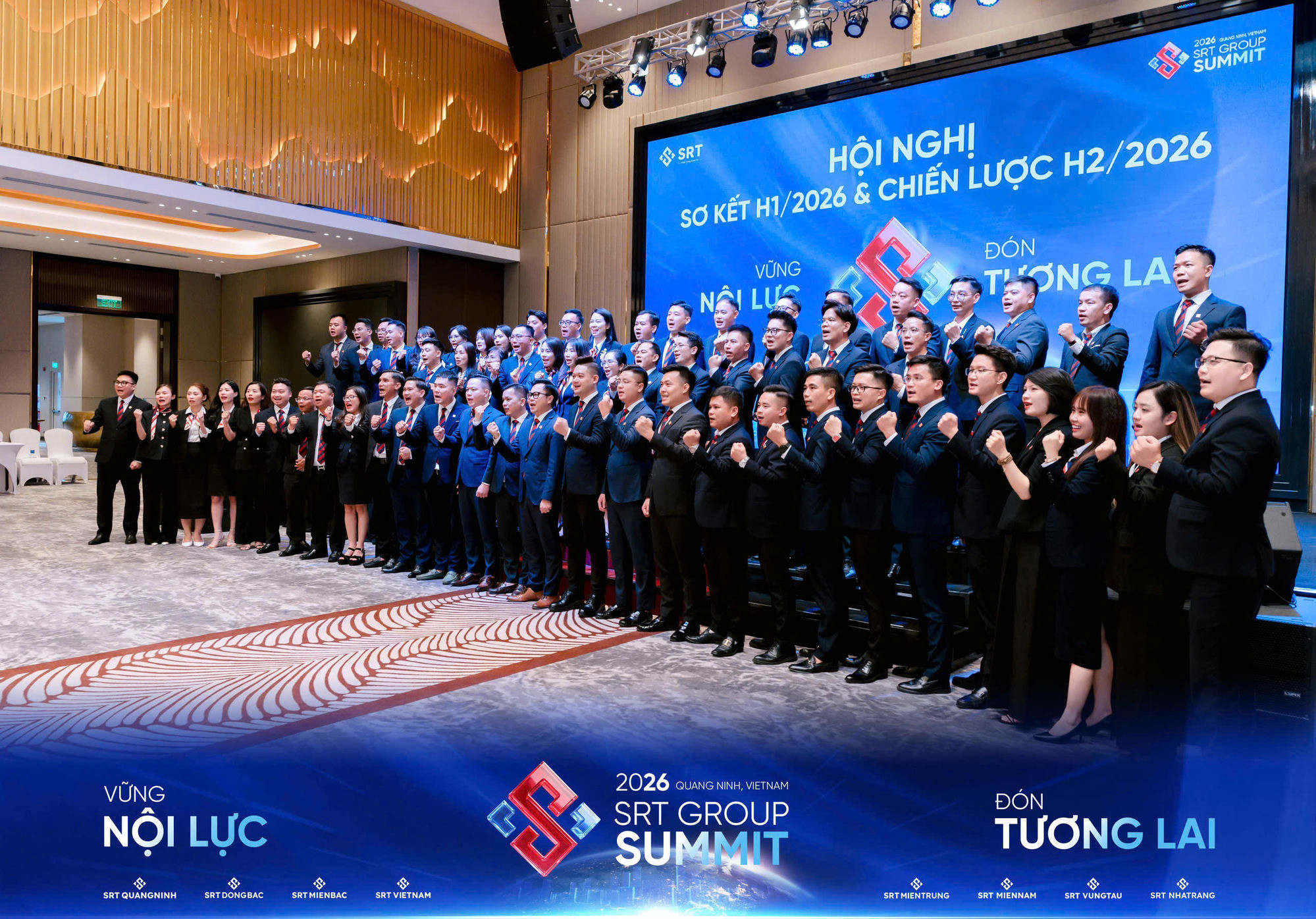 Ban lãnh đạo và đội ngũ SRT Group hô vang khẩu hiệu hành động